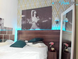 kittyrave juicy girls teasing shaved pussies