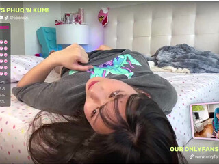 obokozu sweet lady caresses pussy