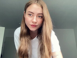 strawberryjamx  private from the burning brunette with a cool body