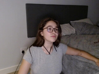 bella_lunar cute girls fuck with a bottle