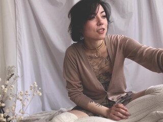 sorenyu crazy chick caresses sex lips