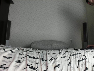 mkges to the cute chick rubs her clit