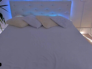 vi_reis rubs and fucks her pussy