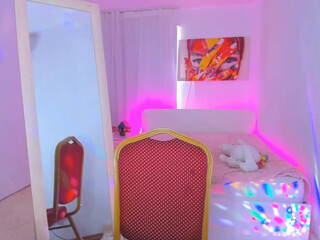 moni_shows playing with her pussy