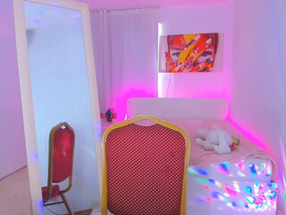 moni_shows tasty babe fucks her anus