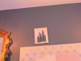 katy_hunters rubs and fucks her pussy