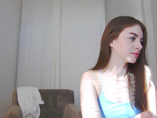 just_kiki_ mature chick pulls pussy