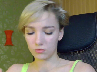 izabellaaaaaa likes to mess with toys