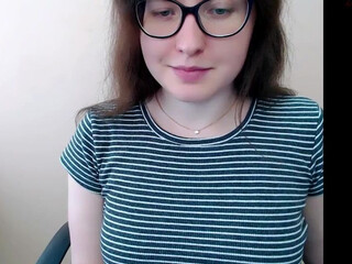 hartfoxx cute chick shows off gorgeous body