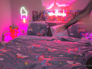 blondelashes19 tempting chick fingering pussy