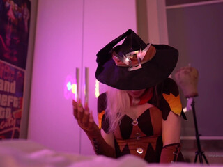 blondelashes19 passionate devil playing pranks in a free chat.