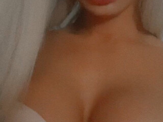 Lola aka lolachristina Busty woman