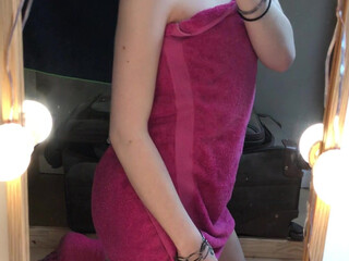 Icy Diamond cumming heavily before webcam