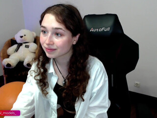 ur_melody busty woman chatting in chat