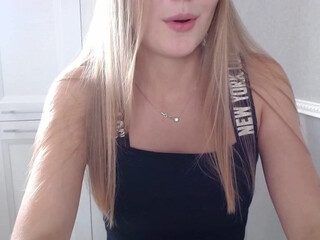 twaysli big breasted female fingering pussy