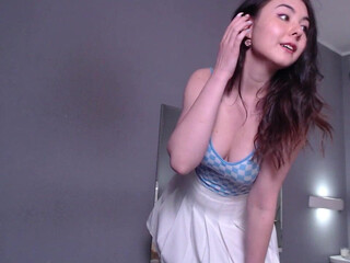 nikkimie gets an orgasm