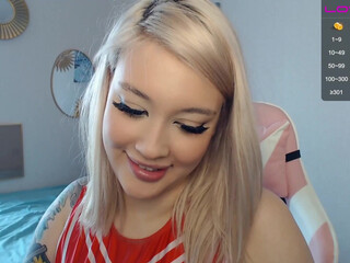 vickyfuckingdoll has both slits