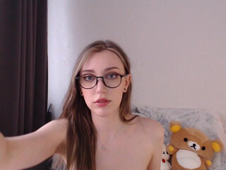 uwuxo juicy mom shakes her ass