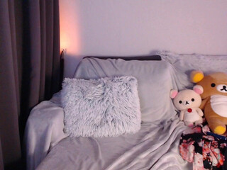 uwuxo cute doll gives her pussy a dildo