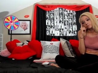 texaspeach69 dark haired babe fucks pussy