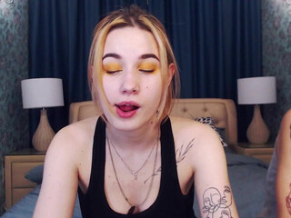 kira_kiro babe in stockings fingering sex toy