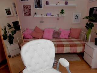 luna_burns jerking off sitting on the edge of the bed