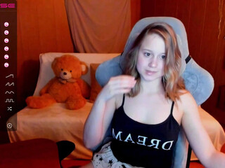 lil_eva_ chick chats in fries