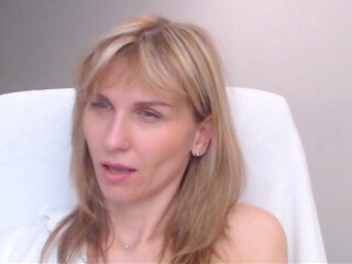 lady_ada crazy woman fucks pussy with phallus