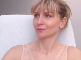 lady_ada pretty model fucks pussy