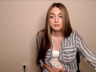 leilebriz sweet lady caresses pussy