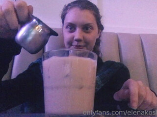 elenakoshkaxoxo shines pussy and caresses big tits