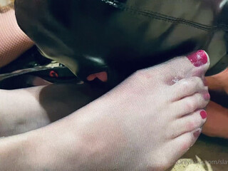 slavenagoddess gets an orgasm from jerking