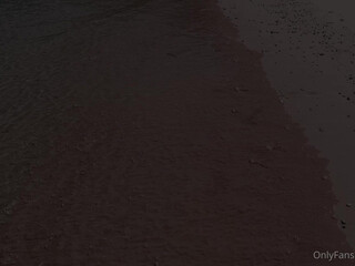 evaelfie dark chick seduces with big shapes