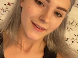 evaelfie the obstinate queen pulls the cap