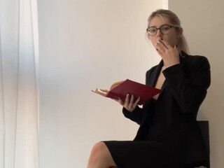 evaelfie luxurious lady boldly hammering her ass