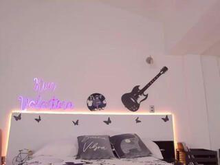 venezolanacute busty slut fucks pussy in the shower