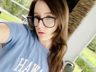 kittytinypaws cute girl masturbates cunt at the wheel