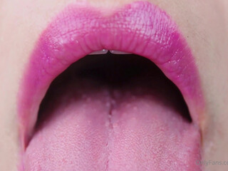 Little Puck onlyfans dancing naked and pulling pussy