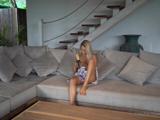 sofie_sofie hot babe gently jerks pussy