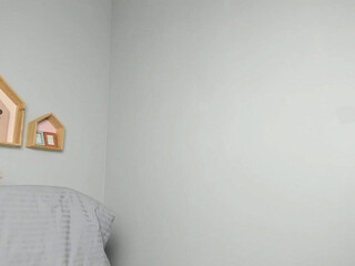 chloe_chloe shy harlot fingering pussy in the shower