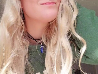 sarahsuniverse red slut passionately masturbating pussy