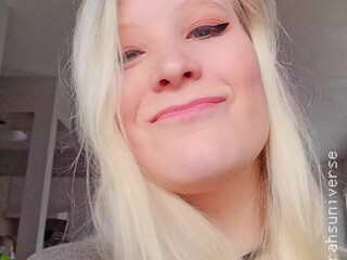 sarahsuniverse fucks herself on the sofa