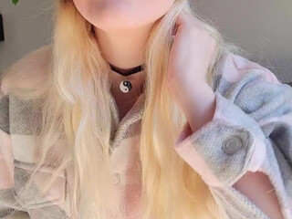 sarahsuniverse showing off her young body