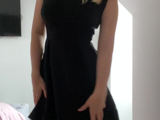 laurenelizabeth crazy doll doll masturbates pussy