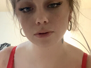 juicyjade9 cute blonde girl got herself a finger on the couch