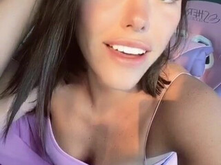 AdrianaChechik Adorable chick