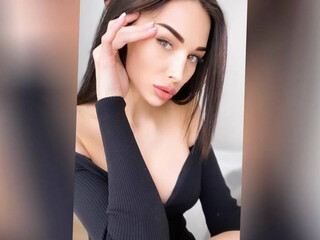 Fiamurr imposing slut stiffens her cunt tight