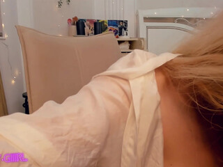 nika_t3en whore chick caresses shaved cunt