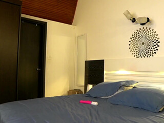 nina_mon modest babe tickles clit