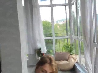 more_mi juicy babe fucks her shaved pussy